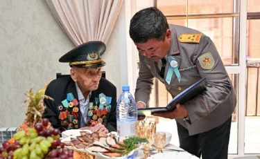 В Семее поздравили ветеранов с 80-летием Великой Победы