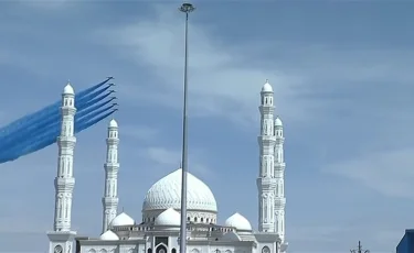 Парад Великой Победы: небо над площадью в Астане раскрасилось в цвета казахстанского флага