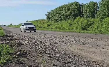 Одну из самых аварийных дорог Восточного Казахстана начали ремонтировать спустя 10 лет