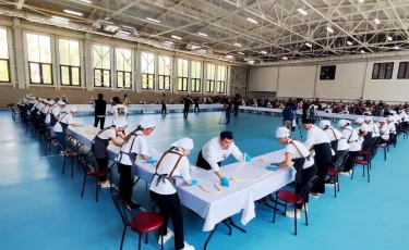 Побили рекорд: самый длинный лагман приготовили в Казахстане в честь Дня единства