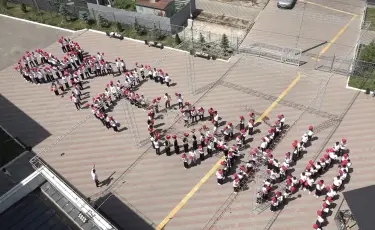 День защиты детей: 150 школьников приняли участие во флешмобе в Алматы