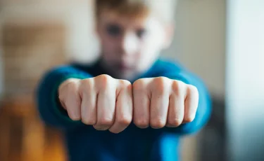 Атырауда жоғары сынып оқушылары жасөспірімдерді соққыға жығып, жұмысқа жеккен