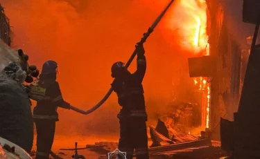 В Астане в районе Байконыр горел склад на территории рынка