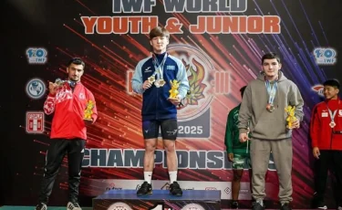 Юный тяжелоатлет: 16-летний казахстанец стал победителем чемпионата мира