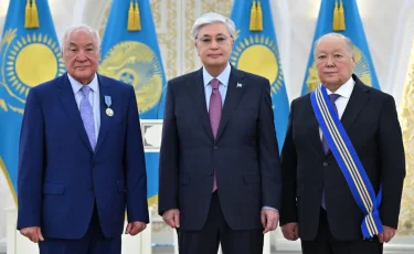 Глава государства вручил государственные награды известным казахстанцам