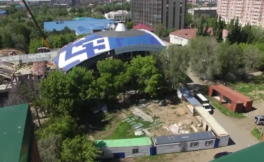 Без двора и парковки: реконструкция аквапарка лишает людей комфорта и территории