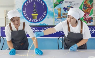 Алматыда ең ұзын лағман дайындалып, елімізде жаңа рекорд орнатылды