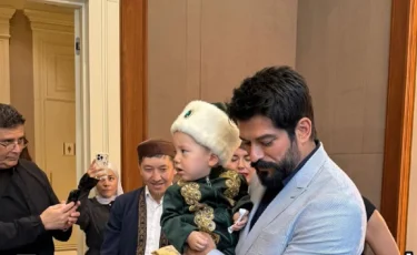 Түрік актері Бурак Озчевит бүлдіршіннің тұсауын кесті