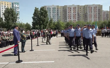 День защитника Отечества и Великая Победа: в Алматы в строевом марше приняли участие около 200 человек