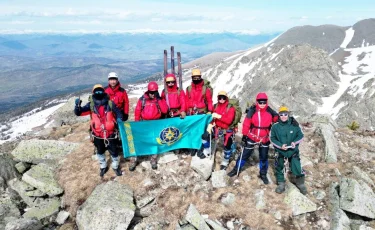 Спасатели МЧС совершили восхождение на гору высотой 2630 метров