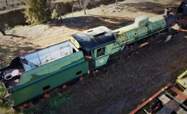 Нарушил ПДД: в Атырау автомобиль врезался в тепловоз