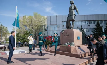 Государственный советник возложил цветы к памятнику Алие Молдагуловой