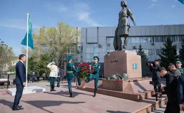 Государственный советник возложил цветы к памятнику Алие Молдагуловой