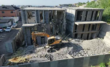 Алматының Бостандық ауданында заңсыз екі нысан бұзылып жатыр