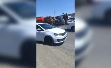 Перевернулся грузовик с песком: в Атырау в ДТП погиб пассажир легковушки