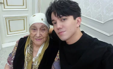 Димаш Құдайберген жанкүйерлеріне анасының аманатын жеткізді