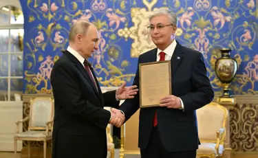Владимир Путин передал Касым-Жомарту Токаеву наградной лист гвардии сержанта Кемеля Токаева