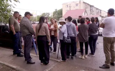 Зловоние и смрад: жителей многоэтажки в Атырау частенько подтапливает сточными водами
