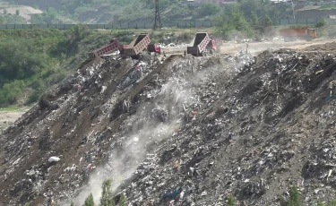 Мусорная проблема Атбасара: местные жители опасаются за свое здоровье