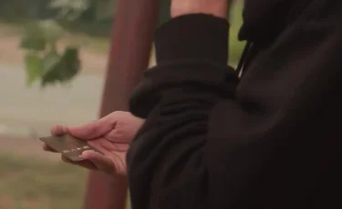 По доброте душевной: в ВКО пенсионер одолжил телефон и лишился денег