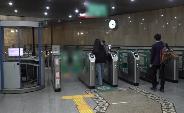 В алматинском метро установят турникеты с оплатой по банковской карте и смартфону