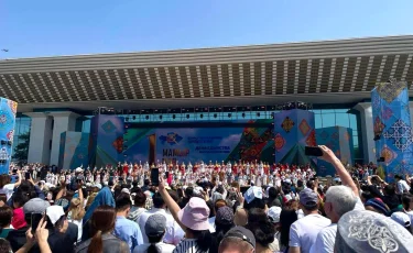 Как алматинцы отмечают День единства народа Казахстана