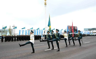 Әскери парад: Мемлекеттік ту мен Жеңіс туы алаңға жеткізілді