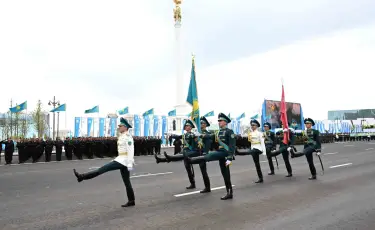Әскери парад: Мемлекеттік ту мен Жеңіс туы алаңға жеткізілді