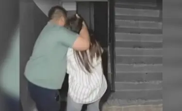 В поисках денег: в Сатпаеве неизвестный мужчина набросился на девушку в подъезде