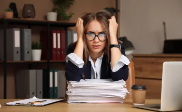 Свыше 8 часов — уже опасно: учёные связывают переработки с инсультом и депрессией