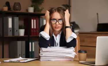Свыше 8 часов — уже опасно: учёные связывают переработки с инсультом и депрессией