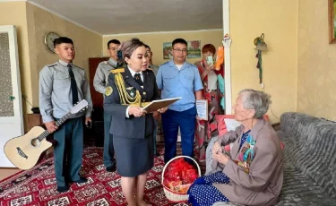 Алматылық әскерилер 100 жасқа келген соғыс ардагерін құттықтады
