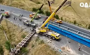 Тасжолды жауып қалған алып жүк көлігі 4 күннен бері шығарылып жатыр