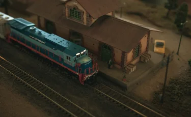 Машинист пассажирского поезда предотвратил столкновение с автобусом на переезде