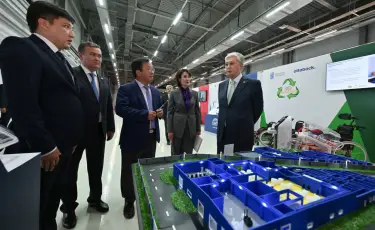 Президент осмотрел выставку столичных предприятий, выпускающих изделия медицинского назначения