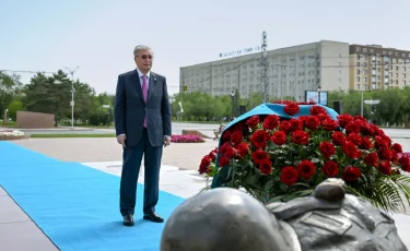 Мемлекет басшысы Әлия Молдағұлованың мемориалдық ескерткіш кешеніне гүл шоғын қойды