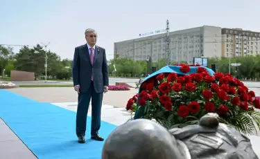 Мемлекет басшысы Әлия Молдағұлованың мемориалдық ескерткіш кешеніне гүл шоғын қойды