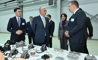 Президент посетил завод по производству респираторов и противогазов