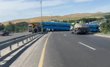 Отказали тормоза: фура заблокировала движение на трассе Тараз - Шымкент