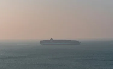 Тынық мұхитында бортында 3 мың көлік бар кеме суға батты