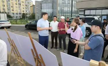 На улице Момышулы в Алатауском районе Алматы обустраивают новую зеленую зону