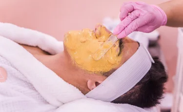 Привычка, которая каждый день старит вашу кожу — пора остановиться