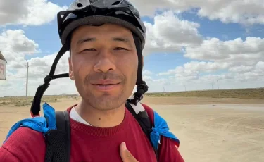 Велосипедист из Узбекистана поблагодарил казахстанскую полицию