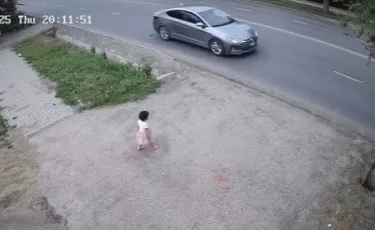 В Актобе маленькая девочка выбежала на оживленную дорогу