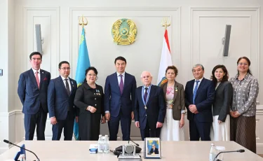 Аким Алматы наградил медработников за вклад в развитие здравоохранения