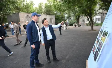 От дворов до театра: аким Алматы проверил, как меняется Ауэзовский район