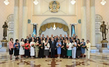 Касым-Жомарт Токаев наградил медработников в честь их профессионального праздника