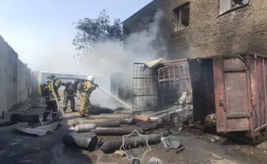 Взрыва избежать удалось: пожарные вынесли 20 баллонов с газом из огня