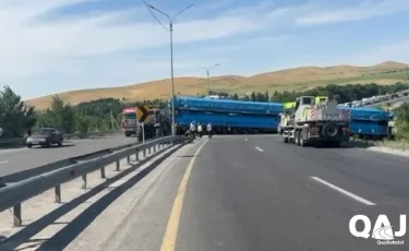 Түркістан облысында алып жүк көлігі аударылып, тасжолды жауып қалған