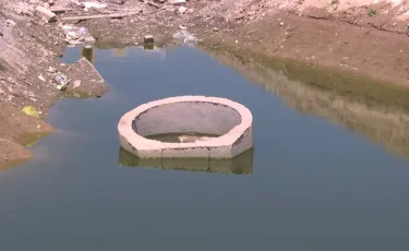 В СКО 6-летний мальчик упал в яму, вырытую коммунальщиками